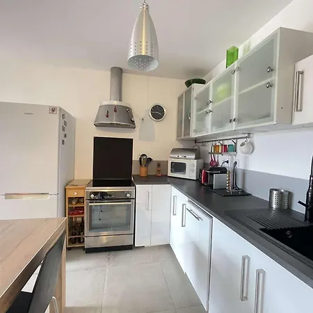 Apartment 2p Climatise Avec Terrasse Et Jardin, Centre-ville - Fr-1-308-187