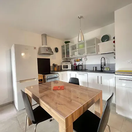 T2 Centre Lavandou Avec Climatisation Et Parking Prive - Fr-1-308-187 Apartment *